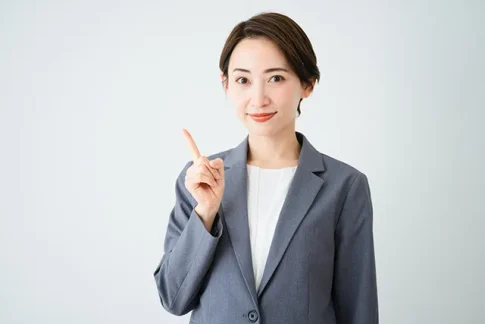 説明をするスーツの女性