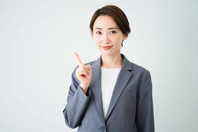 説明をするスーツの女性