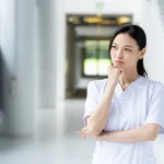 悩む看護師