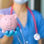 貯金箱を持つ看護師