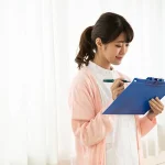 カルテを見る看護師