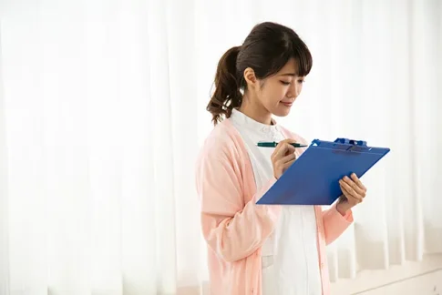 カルテを見る看護師