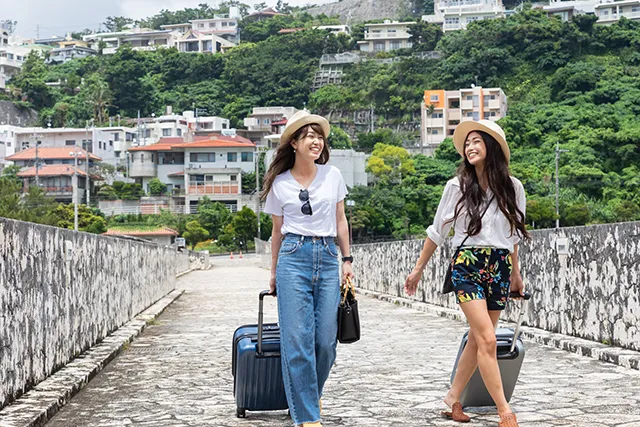 キャリーバッグを持つ女性たち