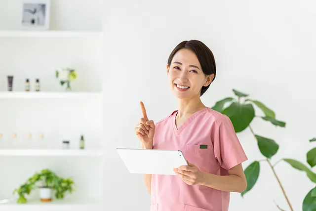 タブレットを持って解説する看護師