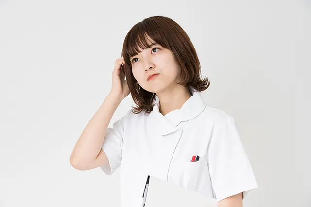 考える看護師