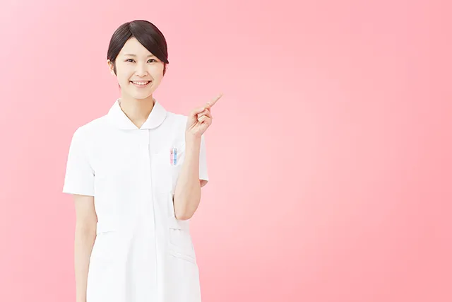 案内をする看護師