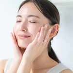 スキンケアをする女性