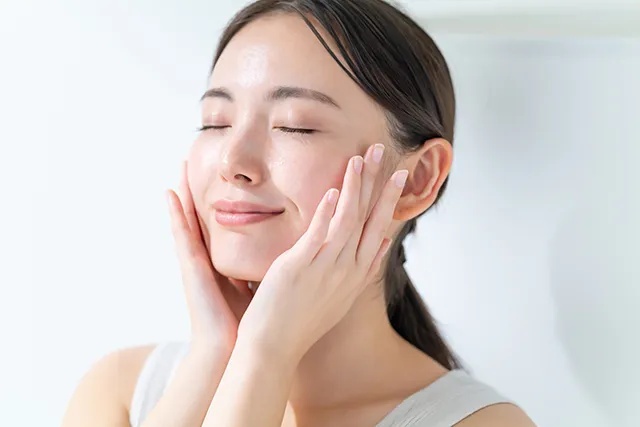 スキンケアをする女性