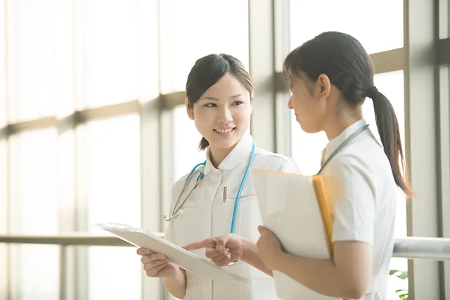 打ち合わせをする看護師たち