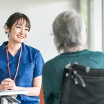 老人ホームの看護師と入居者