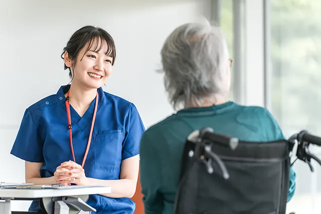 老人ホームの看護師と入居者