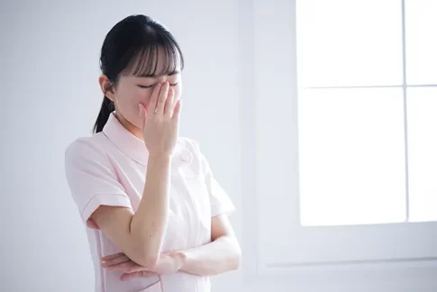 悩む看護師