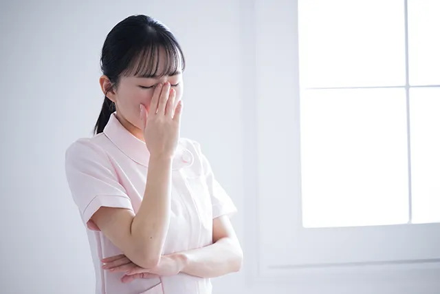 悩む看護師