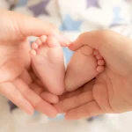 赤ちゃんの足と大人の手