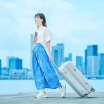 キャリーバッグを持つ女性