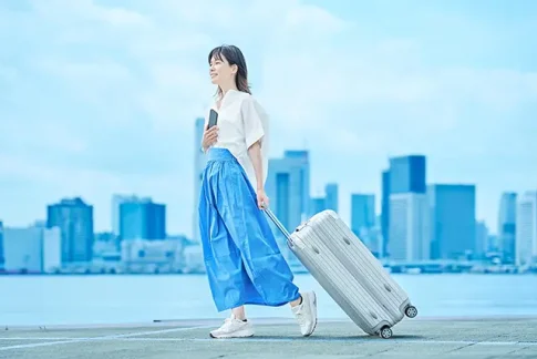 キャリーバッグを持つ女性