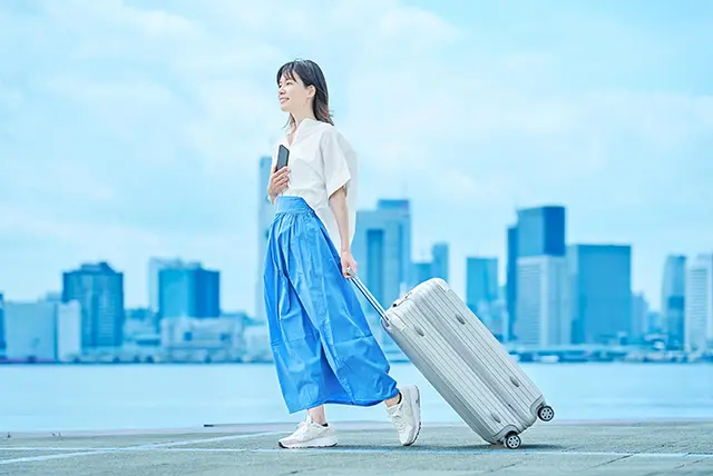 キャリーバッグを持つ女性