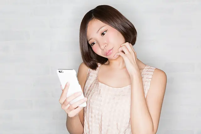 スマホで調べる女性