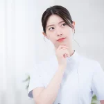 考える看護師