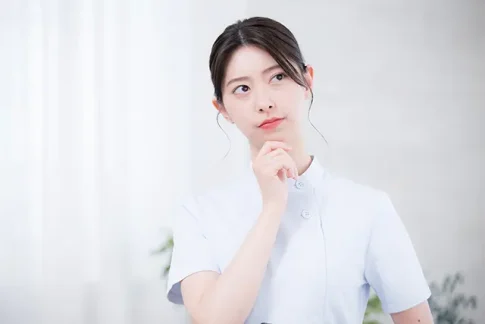 考える看護師