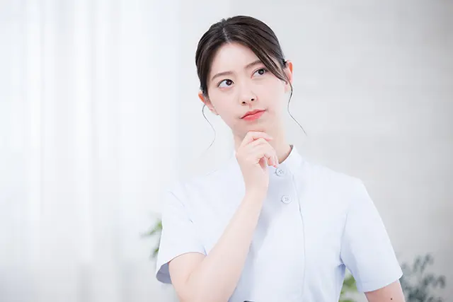 考える看護師