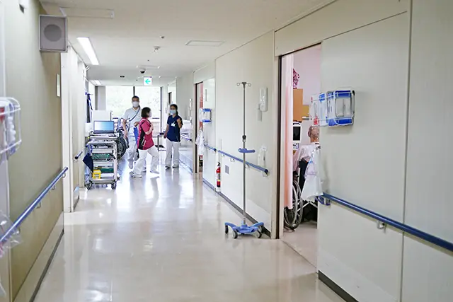 病院の廊下の奥にいる看護師