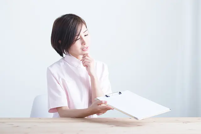 アンケートを提出する看護師