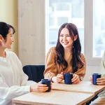 談笑する女性たち