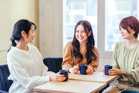 談笑する女性たち