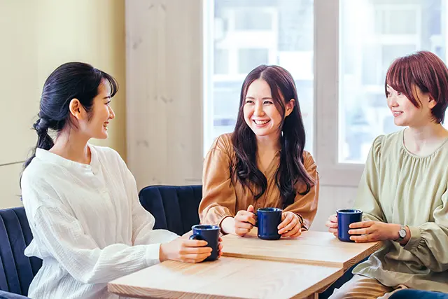 談笑する女性たち
