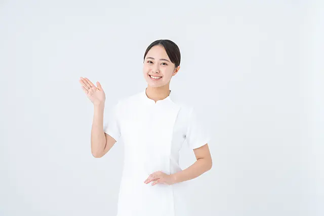 説明をする看護師