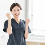 ガッツポーズをする看護師