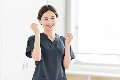 ガッツポーズをする看護師