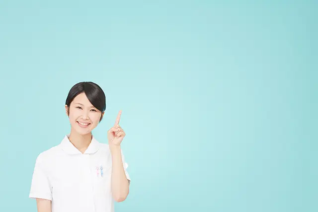 説明をする看護師