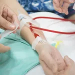 透析を受ける患者の腕