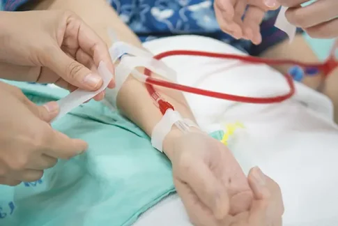 透析を受ける患者の腕