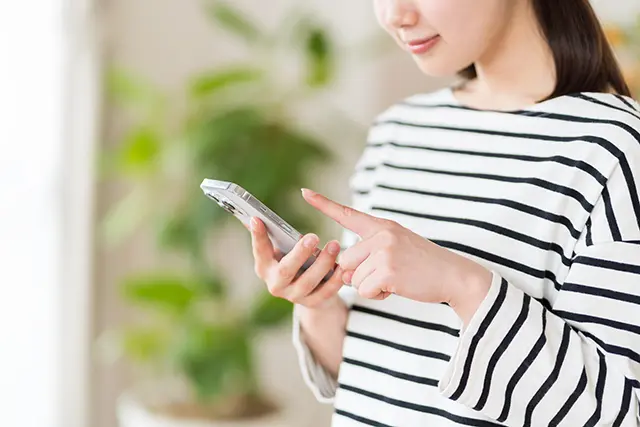 スマートフォンで探す女性