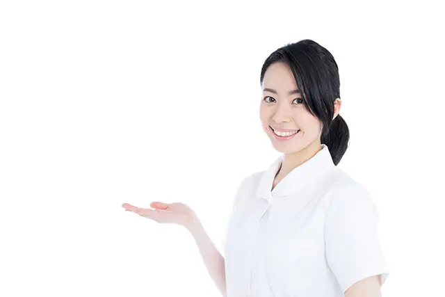 説明をする看護師
